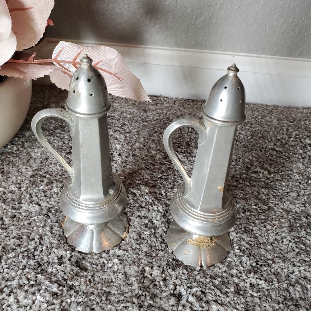 Vintage Peerless Pewter Salt & Pepper Shakers - Pewter 912 Handled S+P Shakers